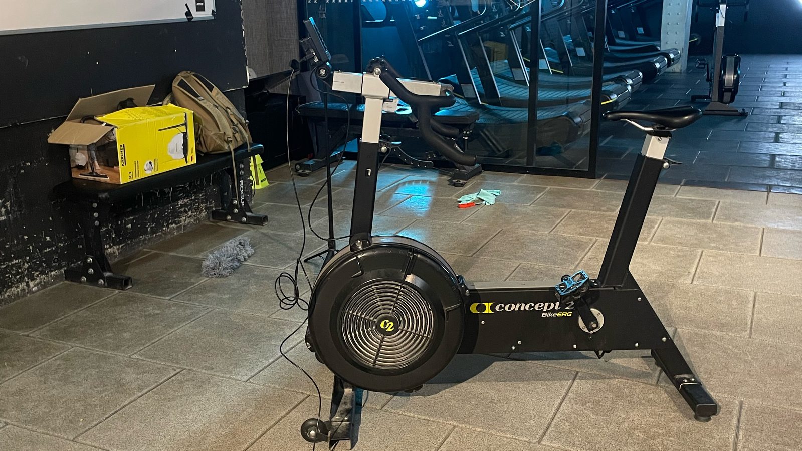 Audit du parc machine d'une salle de sport : BikeErg Concept 2 et rameurs Rogue inspectés par Ergo&Lift Maintenance