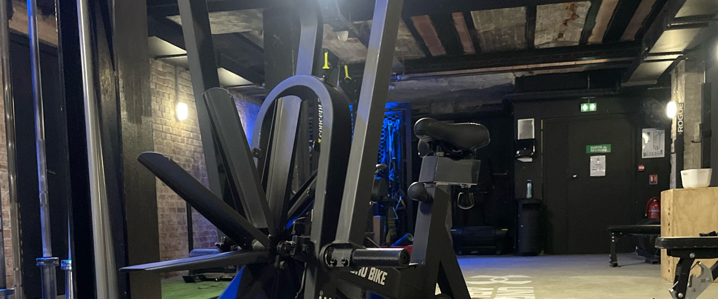 Intervention Ergo&Lift Maintenance : entretien d'ergomètre dans une salle de sport haut de gamme à Paris, ambiance industrielle