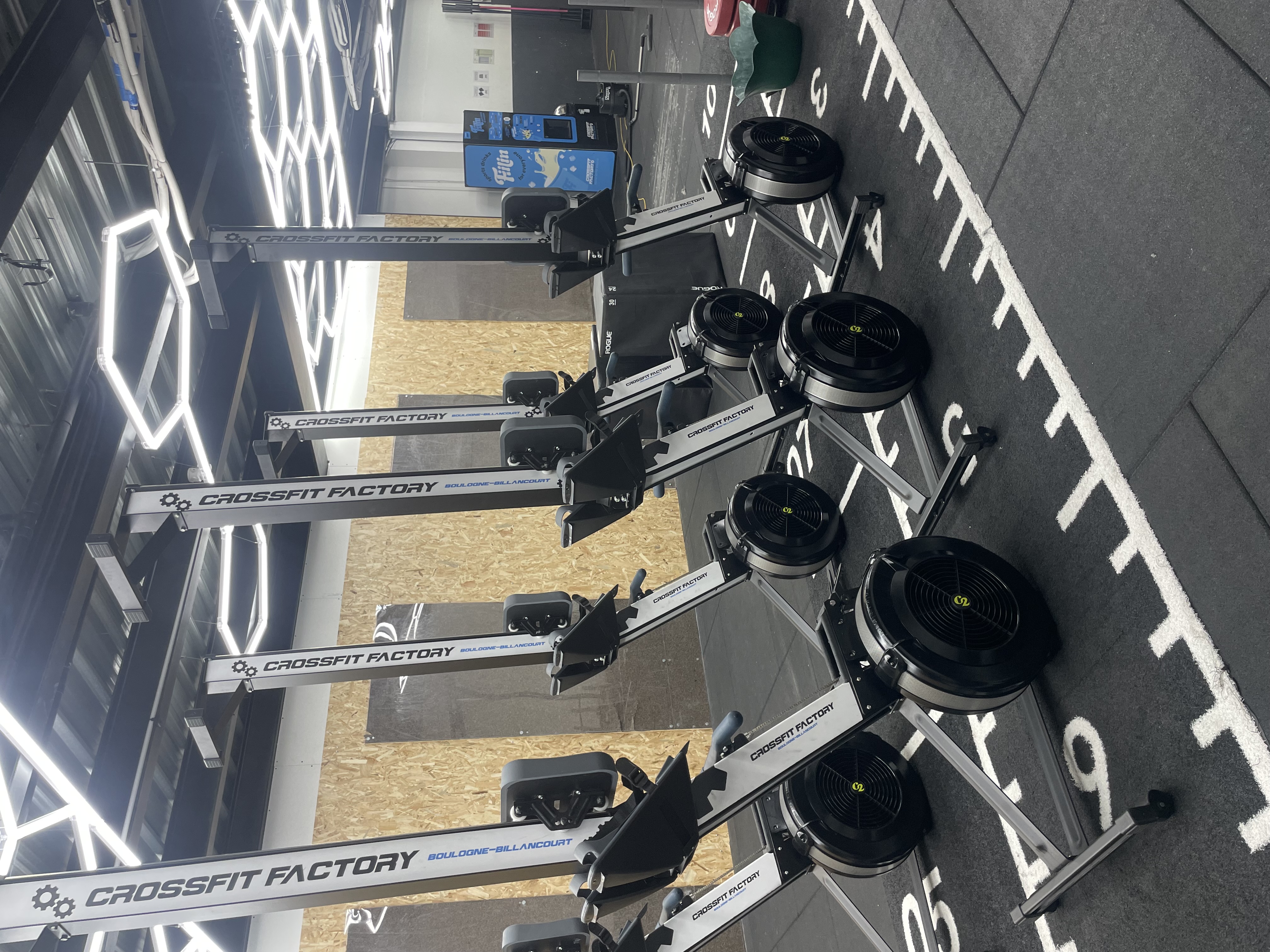 Cinq SkiErg Concept 2 alignés dans une salle CrossFit après nettoyage
